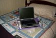 solusi menggunakan laptop di atas kasur agar tetap aman
