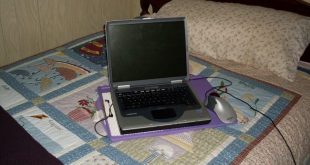 solusi menggunakan laptop di atas kasur agar tetap aman