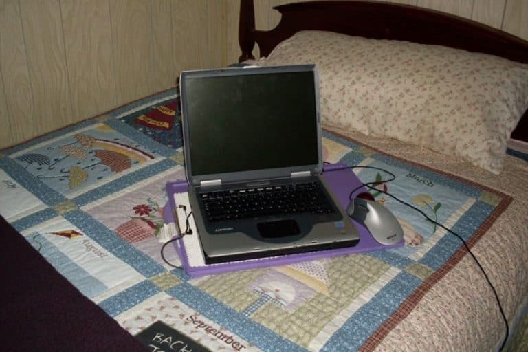 4 solusi menggunakan laptop di atas kasur agar tetap aman