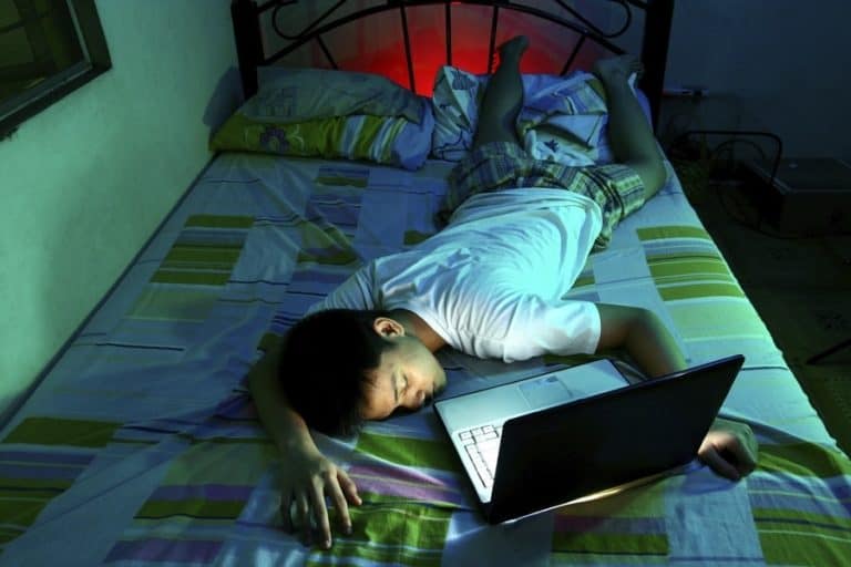 Mengapa pakai laptop di atas kasur tidak boleh?
